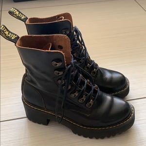 Dr. Martens “Leona”